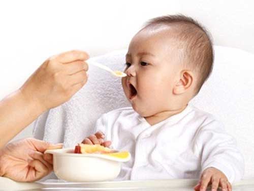 Trẻ 5 tháng tuổi ăn dặm mấy bữa 1 ngày?