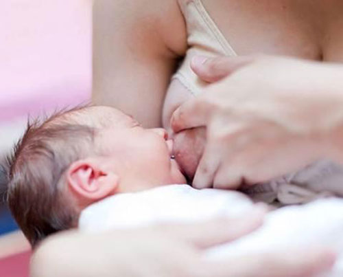 Cho bé bú ngay là giải pháp lưu thông dòng sữa tốt nhất