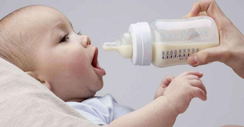 Sữa mẹ nóng con chậm tăng cân đúng không